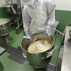 道の駅あぐり窪川自社加工工場　具だくさん豚まん製造の様子