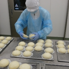 道の駅あぐり窪川自社加工工場　具だくさん豚まん製造の様子